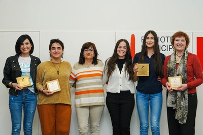 Totes les premiades amb la regidora Mari Carmen Alarcón Cuenca i la conductora del club de lectura Gracia Pérez Cortés (foto: Ajuntament de Rubí - Localpres).