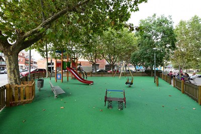 El parc infantil de la plaça de Santa Fe ara disposa d’un paviment amortidor (foto: Ajuntament de Rubí – Localpres).