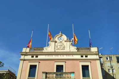 Les banderes onegen a mig pal en senyal de dol (foto: Ajuntament de Rubí).