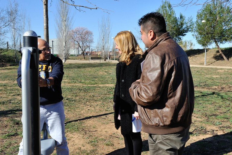 Ana María Martínez i Juan López han tingut l'oportunitat de parlar amb alguns dels rubinencs que avui estaven utilitzant el nou parc de salut (foto: Localpres)