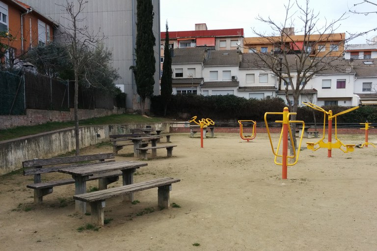 Actualment, al nivell superior de la plaça hi ha  taules i bancs de pícnic i màquines de gimnàstica