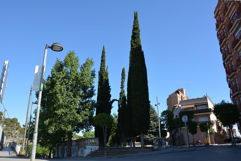 A l’accés des del carrer Josep Serra es configurarà una vorera intermitja que permetrà connectar les diferents cotes existents sense barreres arquitectòniques