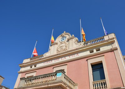 Les banderes s'han col·locat a mig pal en senya de dol (Foto Ajuntament de Rubí).