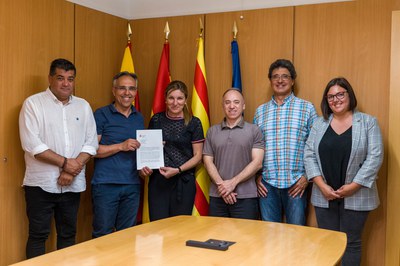 Els representants municipals i els membres del CNR, mostrant la carta de suport (foto: Ajuntament de Rubí – Localpres).