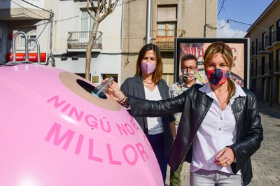 L’alcaldessa, el regidor i la gerent d’Ecovidrio, davant dels dos contenidors de la campanya (foto: Ajuntament de Rubí – Localpres).