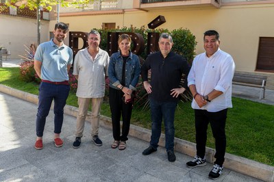 L’alcaldessa, amb els regidors de Projecció de la Ciutat i d’Esports i els representats del CEF Can Mir (foto: Ajuntament de Rubí – Localpres).