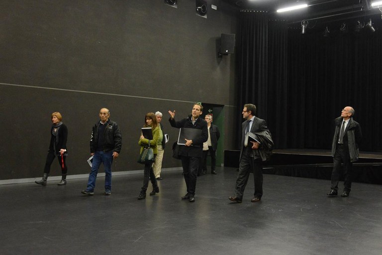 Després de la comissió de seguiment, els assistents han visitat l'equipament sociocultural (foto: Localpres)