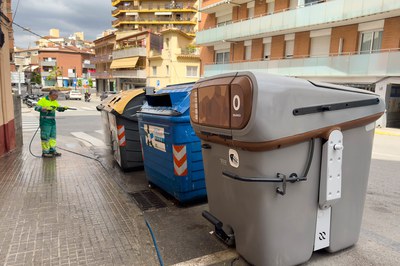 Una de les accions que contempla el Pla és la intensificació de la neteja de contenidors (foto: Ajuntament de Rubí – Localpres).