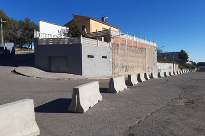 Els blocs de formigó obstaculitzen la concentració i l’estacionament dels vehicles que volen fer botellons (foto: Ajuntament de Rubí).