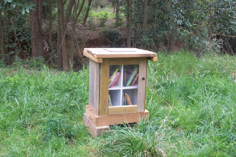 El punt d'intercanvi de llibres està fabricat amb fustes reciclades (foto: Ajuntament de Rubí)