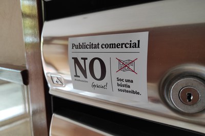 Sovint, la publicitat comercial no desitjada va directament de la bústia a les escombraries (foto: Ajuntament de Rubí).