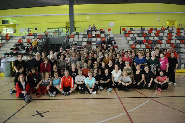A la trobada hi han participat unes 200 persones que participen als grups de gimnàstica de manteniment (foto: Localpres)
