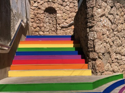 Les escales del carrer de la Creu, amb els colors de l’arc de Sant Martí    (foto: Ajuntament de Rubí – Localpres).