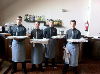 Alumnes de Joves per l’Ocupació, treballant de cambrers en un restaurant de Viladecavalls.