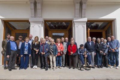 L’alcaldessa i els regidors, amb els socis de la Societat Casino Español i les seves famílies (foto: Ajuntament de Rubí – Localpres).