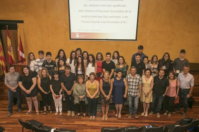 L’alcaldessa i la regidora, amb els alumnes reconeguts i els directors dels centres (foto: Localpres).