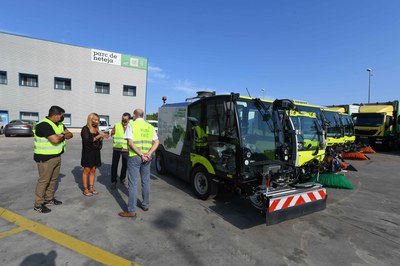 Els nous vehicles estan retolats amb el lema “Amb tu cuidem el medi ambient” (foto: Ajuntament de Rubí – Localpres).
