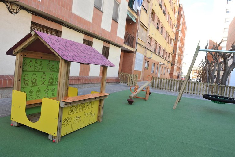 També hi ha un balancí amb el cistellet i una caseta que representa la botiga (foto: Localpres)