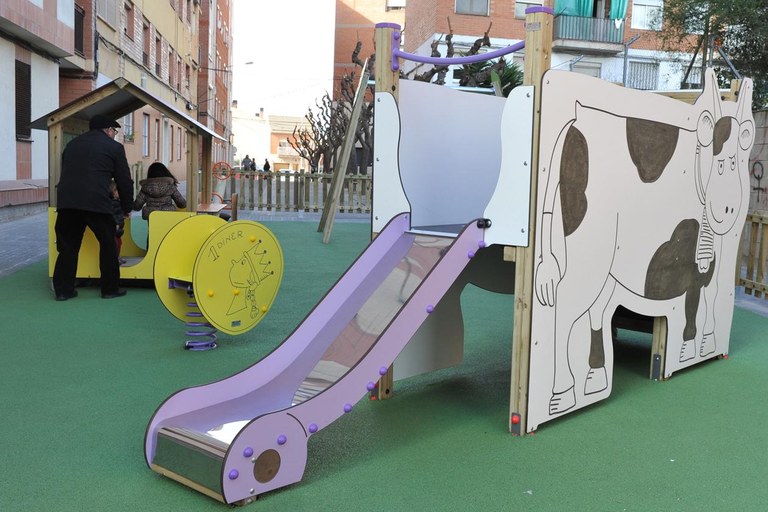 Un dels elements que hi ha al parc és un tobogan amb la il·lustració del bou (foto: Localpres)