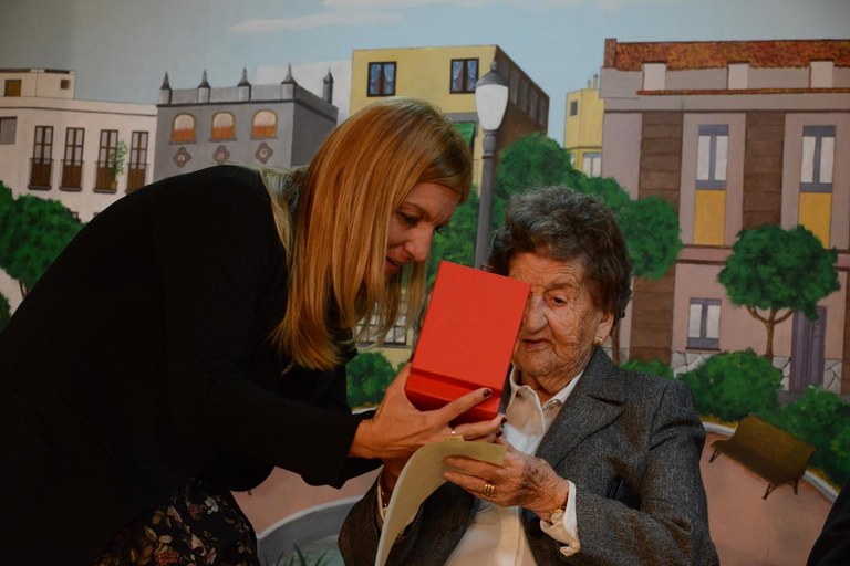 L'alcaldessa, lliurant un obsequi a Teresa Rusiñol (foto: Localpres)