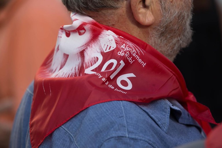 Els rubinencs ja comencen a vestir el mocador de Festa Major (foto: Localpres)