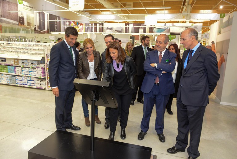 La botiga dóna la possibilitat d'experimentar virtualment alguns productes (foto: Localpres)