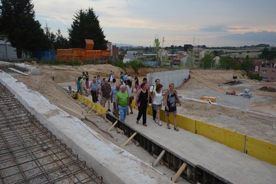 L'equip tècnic ha explicat detalladament tant el projecte com l'evolució de les obres als veïns (foto: Localpres)