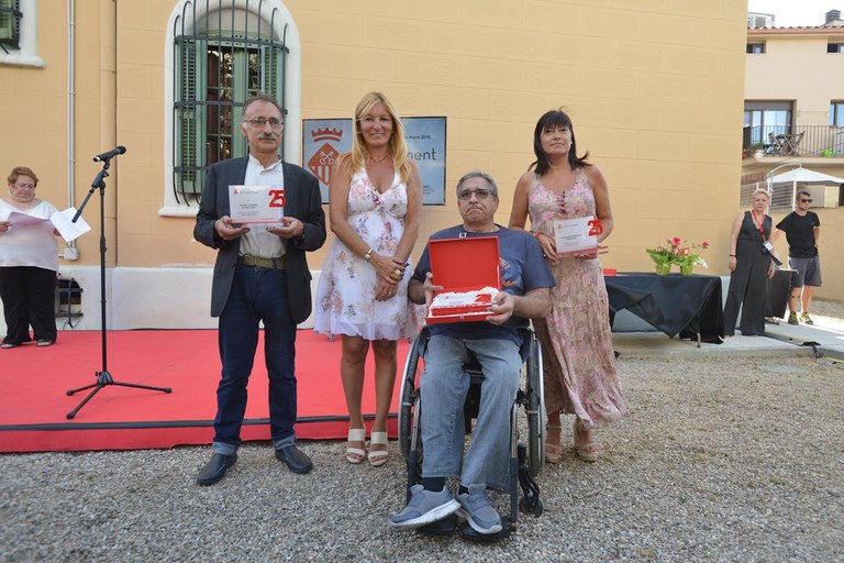 L’alcaldessa amb els representants de les entitats que enguany celebren el 25è aniversari (foto: Ajuntament - Localpres)