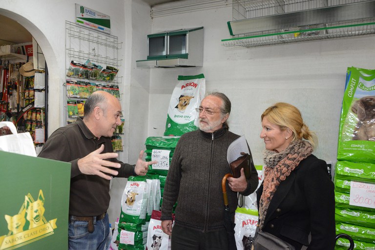 Ana María Martínez també ha visitat alguns dels comerços del Centre (foto: Localpres)