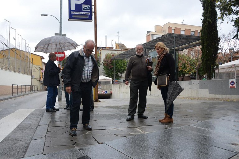 Els veïns han explicat in situ a l'alcaldessa alguns punts de l'espai públic que cal millorar (foto: Localpres)