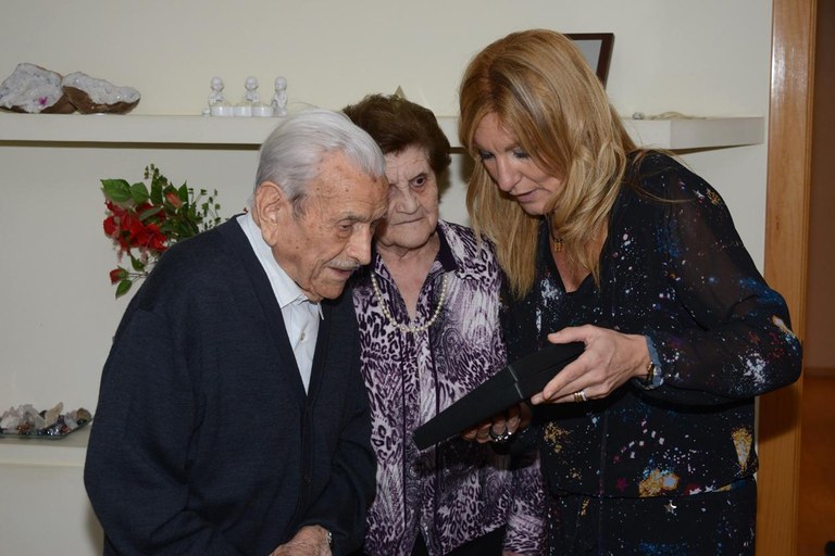 L'alcaldessa ha lliurat a Flotats una placa commemorativa (foto: Localpres)