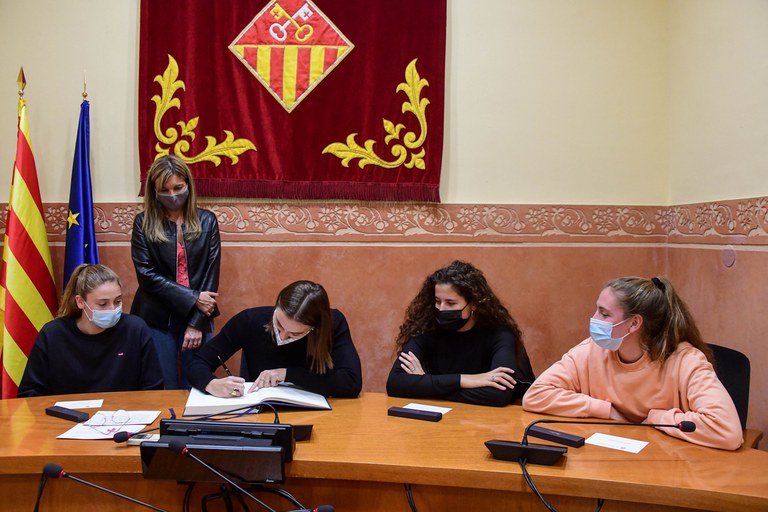 Les jugadores han signat el Llibre de l'Esport de la ciutat (foto: Ajuntament de Rubí - Localpres)