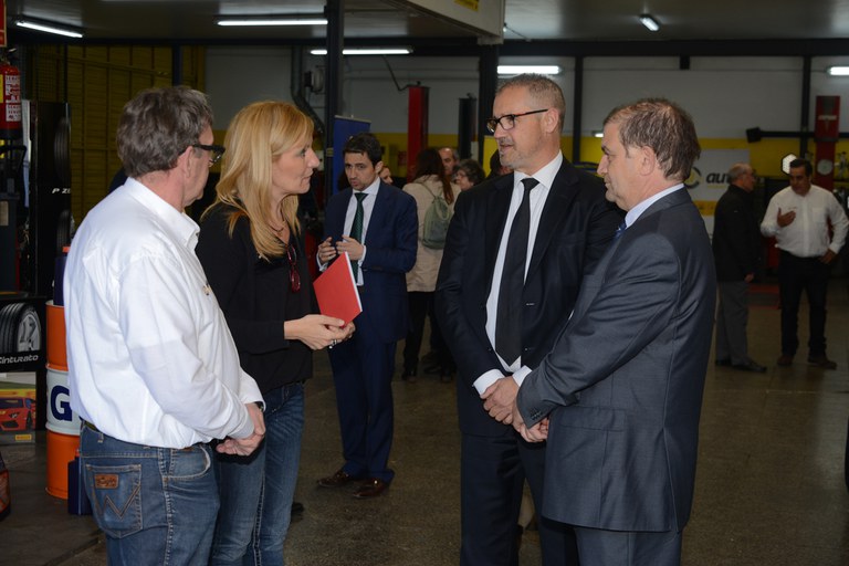Durant la inauguració, Ana María Martínez ha visitat les instal·lacions del taller Neumáticos Martín Rius (foto: Localpres)