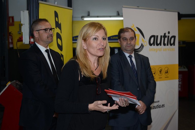 L'alcaldessa, juntament amb el director general i el president del Consell d'Administració d'Autia (foto: Localpres)