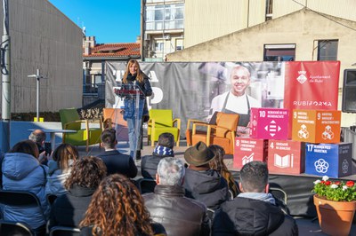 L’alcaldessa ha inaugurat la jornada i ha fet un recorregut per les carpes de l’entorn del Celler (foto: Ajuntament de Rubí - Localpres).