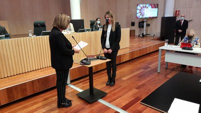 L’alcaldessa en el moment de prometre el càrrec  (foto: Diputació de Barcelona).
