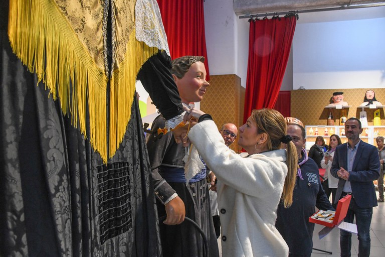 L'alcaldessa, lliurant simbòlicament les claus del nou local als gegants Roc i Paula (foto: Ajuntament de Rubí – Localpres)