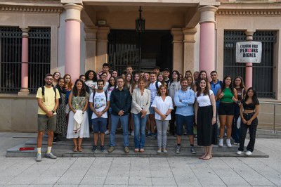 Els i les joves del programa amb l’alcaldessa, el regidor de Medi Ambient i els mestres acompanyants  (foto: Ajuntament de Rubí - Localpres).