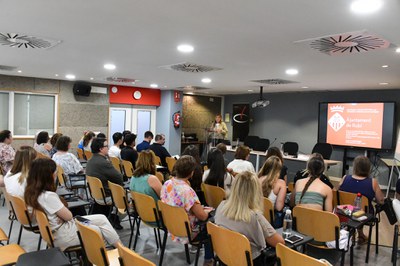 La trobada amb l’alumnat ha tingut lloc a l’auditori Rubí Forma  (foto: Ajuntament de Rubí – Localpres).
