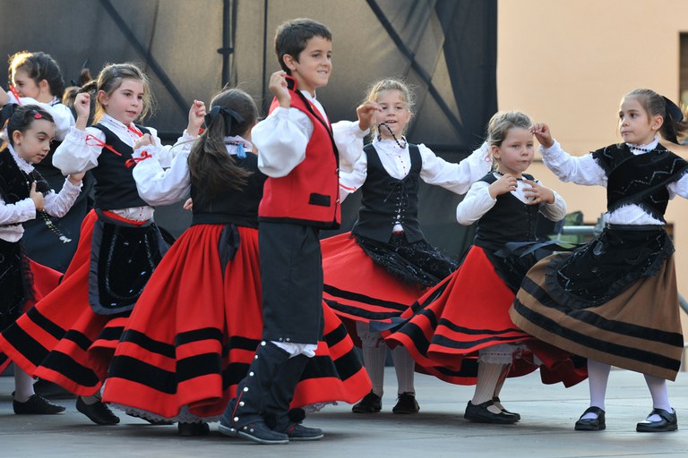 Actuació dels infants de la Unión Extremeña de Rubí (foto: Localpres)
