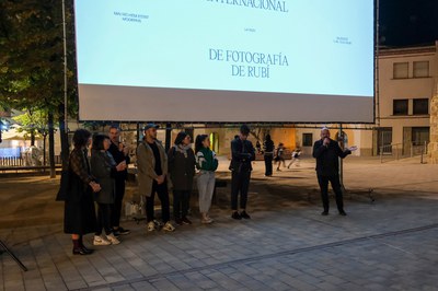 El veredicte del Premi Screen s’ha fet públic a la plaça del Doctor Guardiet, després de la projecció dels deu treballs finalistes (foto: Ajuntament de Rubí).