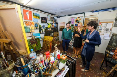 L’alcaldessa i el regidor de Promoció i Dinamització Cultural han visitat el taller de la pintora (foto: Ajuntament de Rubí – Localpres).