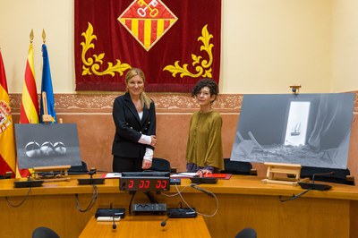 L'alcaldessa, amb Mercè Ribera i les dues obres donades a l'Ajuntament (foto: Ajuntament de Rubí - Localpres)