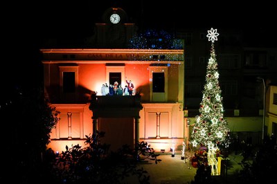 Moment de l'encesa que ha tingut lloc des del balcó de l'Ajuntament (foto: Ajuntament de Rubí - Localpres).