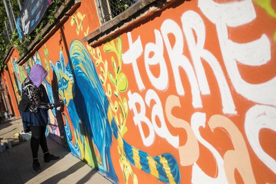 Diversos grafiters han treballat en l'elaboració del mural (foto: Ajuntament – Lali Puig)