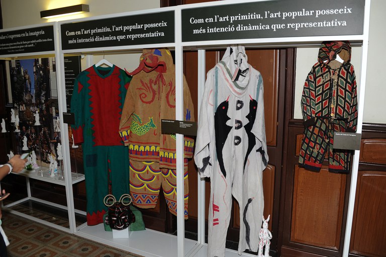 A la mostra s'hi poden veure vestits de diverses festes (foto: Localpres)