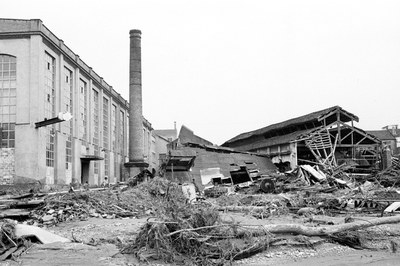 Les naus industrials de l’Escardívol enderrocades per la rierada (foto: Antoni Boada Barbé – Arxiu Municipal de Rubí).