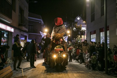 El Tió gegant dels comerciants tampoc s'ha volgut perdre l'encesa dels llums (foto: Ajuntament – Lali Puig)
