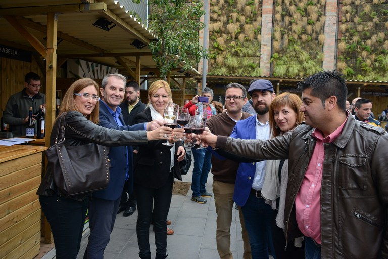 L'alcaldessa i els regidors, brindant amb el director de Vadevi.cat (foto: Localpres)