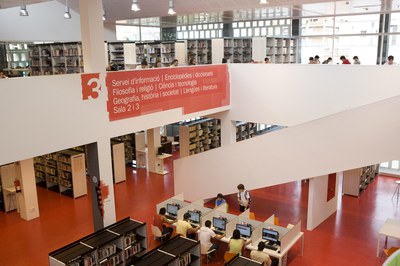 Interior de la Biblioteca Municipal (foto: Diputació de Barcelona. Ago2/Óscar Ferrer).